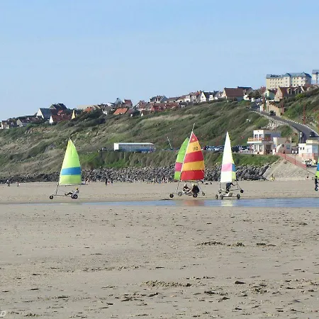 De La Falaise A مكان تخييم *