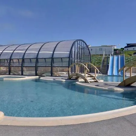 De La Falaise A Camping *