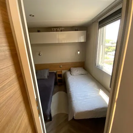 Camping De La Falaise A *